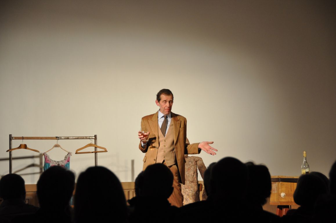 Michael Grunert mit "Schlachter-Tango" im Burgsaal der Wewelsburg